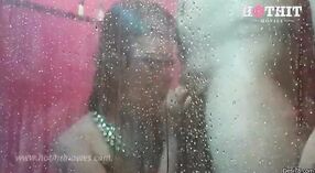 印度蓝色电影展示了一个热气腾腾的浴室场景 6 敏 50 sec