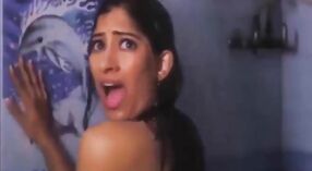 Video porno humeante de Desi bhai con juego anal 12 mín. 00 sec