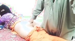 Desi Bhabhi在色情视频中与假阳具一起顽皮 0 敏 40 sec