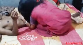 Desi bhabhi krijgt neer en vies in Bengali seks video - 7 min 00 sec