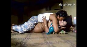 Desi indyjski porno wideo featuring a gorący aunty 1 / min 20 sec