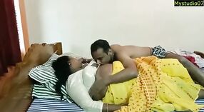 Desi Aunty'Saha Nokar的隆德在热视频中 0 敏 0 sec