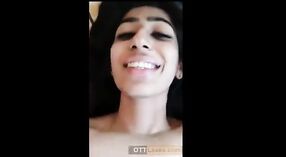 Desi College Girl Ki Chudaiがビデオで彼女の大きなおっぱいを披露する 0 分 40 秒