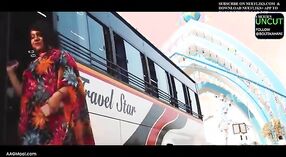 Desi BF的公共汽车骑行变成了蒸蒸日上的色情视频 22 敏 00 sec