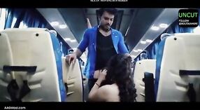 Desi BF的公共汽车骑行变成了蒸蒸日上的色情视频 13 敏 20 sec