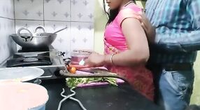 देसी भारतीय अश्लील: एक भाप से भरा चैट रसोई घर में 1 मिन 10 एसईसी