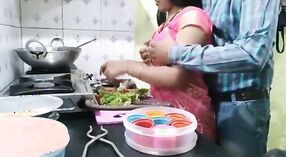 Desi indischer porno: Ein dampfender Chat in der Küche 2 min 00 s