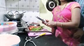 Desi Indiano porno: Un steamy chat in il cucina 2 min 50 sec