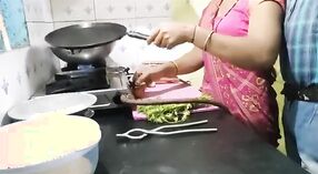 देसी भारतीय अश्लील: एक भाप से भरा चैट रसोई घर में 0 मिन 0 एसईसी