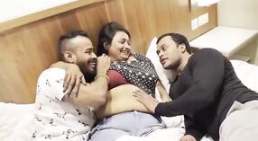Desi babe Randi gets haar poesje stretched door two guys in deze heet groep seks video - 2 min 40 sec