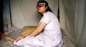 Desi bhabhi prende giù e sporco con lei fidanzato in questo steamy video 14 min 20 sec