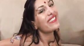 Desi bhabhi ' s nóng tình dục băng với một may mắn người 4 tối thiểu 20 sn
