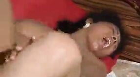 Desi aunty sex video mettant en vedette l'ami du mari de Rakhi 8 minute 20 sec