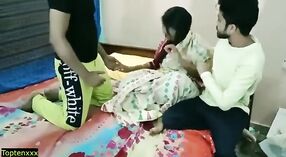 HD video van een Indiase vrouw trio met twee mannen 1 min 40 sec