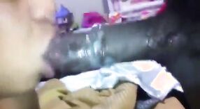 Desi baba pronkt met haar strakke kutje op webcam 3 min 30 sec