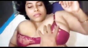 Vidéo de Chut lund d'une tante Desi aux gros seins 1 minute 40 sec