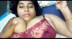 Vidéo de Chut lund d'une tante Desi aux gros seins 3 minute 00 sec
