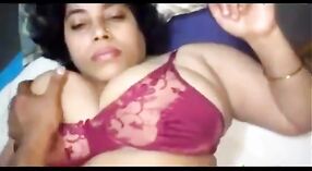 Chut lund video của một busty Desi dì 0 tối thiểu 40 sn