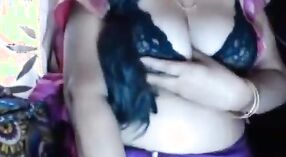দেশি খোকামনি এই গরম ভিডিওতে তার বড় boobs উপাসনা করে 1 মিন 30 সেকেন্ড