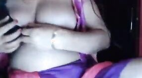 দেশি খোকামনি এই গরম ভিডিওতে তার বড় boobs উপাসনা করে 2 মিন 10 সেকেন্ড