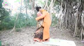 Bhabhi chut-membanting dalam video seks desi 2 min 50 sec