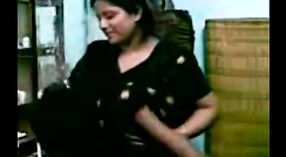 Desi bhabhi's steamy incontro sessuale in questo caldo video porno 0 min 0 sec
