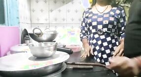 Rencontre torride dans la cuisine de Desi Maid 5 minute 20 sec