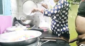 Heiße Küchentreff der Desi-Magd 8 min 20 s