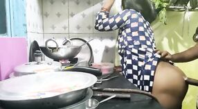 Rencontre torride dans la cuisine de Desi Maid 10 minute 20 sec