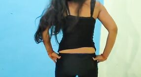 Rekaman seks panas gadis kampus Desi dengan sentuhan sensual 1 min 20 sec
