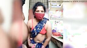 Desi bhabhi fica danado em Bangla vídeo pornô 1 minuto 20 SEC
