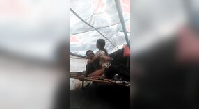 Webcam sex video van een heet meisje in Jaipur met een curvy figuur 3 min 40 sec