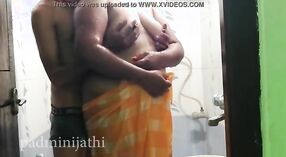 Indiase badkamer video van een seductive aunty 3 min 40 sec
