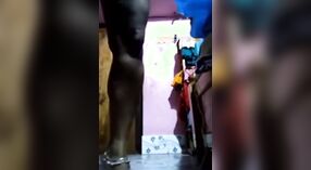 Tia Desi nu solo sessão com Peitos grandes e buceta 1 minuto 40 SEC