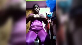 Tia Desi nu solo sessão com Peitos grandes e buceta 3 minuto 00 SEC