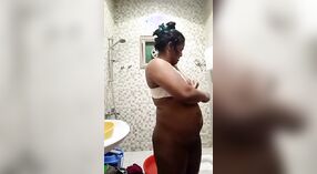 Une Indienne nue se déshabille et joue avec elle-même dans la salle de bain 0 minute 0 sec