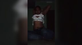 Desi menina prazeres-se com os dedos e um brinquedo no país 0 minuto 0 SEC