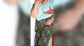 Mamas sensuais e mamas grandes: o momento íntimo do filho com a madrasta 0 minuto 0 SEC