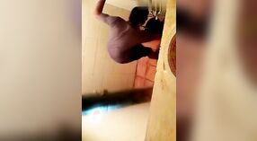 La hora del baño desnuda de la madrastra captada por una cámara oculta 1 mín. 40 sec