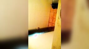 La hora del baño desnuda de la madrastra captada por una cámara oculta 2 mín. 40 sec