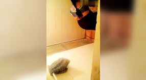 La hora del baño desnuda de la madrastra captada por una cámara oculta 3 mín. 40 sec