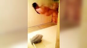 La hora del baño desnuda de la madrastra captada por una cámara oculta 4 mín. 00 sec