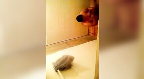 La hora del baño desnuda de la madrastra captada por una cámara oculta 4 mín. 20 sec