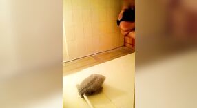 La hora del baño desnuda de la madrastra captada por una cámara oculta 4 mín. 40 sec