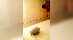 Bathtime wuda ibu tiri kang kejiret ing kamera didhelikake 5 min 00 sec