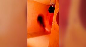 La hora del baño desnuda de la madrastra captada por una cámara oculta 1 mín. 00 sec