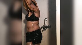 Ein sexy indisches Mädchen zieht sich für ein Nacktselfie im Badezimmer aus 1 min 40 s