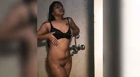 Ein sexy indisches Mädchen zieht sich für ein Nacktselfie im Badezimmer aus 3 min 30 s