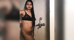 Ein sexy indisches Mädchen zieht sich für ein Nacktselfie im Badezimmer aus 4 min 10 s