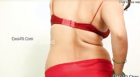 Rondborstige Indiase Vrouw Mallu strips en pronkt met haar naakte lichaam in een verleidelijke video 1 min 40 sec